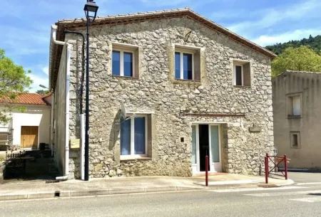 Stone country house in a quiet, natural setting in the Hautes Corbières Отели в г. Ларок-Де-Фа