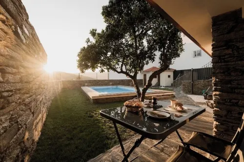 Casa de Xisto - A cozy house surrounded by the vineyard terraces of the Douro. Hotels in Ervedosa do Douro