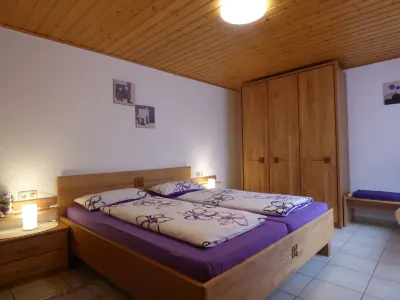 Sylvia vacation home at the edge of the forest in the Krachershöhe wasteland Burg Goßweinstein附近的飯店