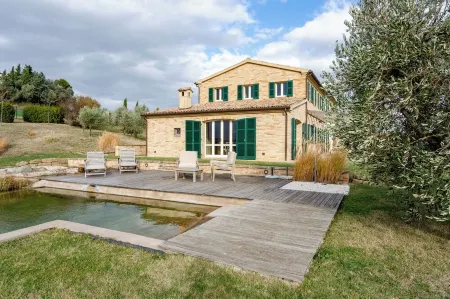 Elegant typical farmhouse with pool large wooded courtyard 10 minutes from Jesi Отели в г. Ези