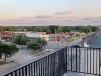 Charming 2-Bedroom Apartment in Downtown Manor Hotels in Manor