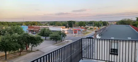 Charming 2-Bedroom Apartment in Downtown Manor Отели в г. Манор