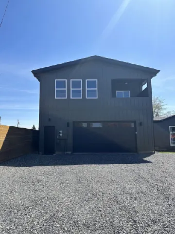 Newly built, 2-bedroom loft, high desert sunsets & mountain peaks, A/C and Wifi