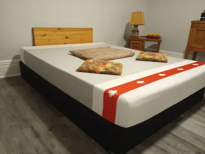 Downtown Peterborough property, lake view; walk to cafes, pubs theatre & beaches 랜스돈 플레이스 주변 호텔