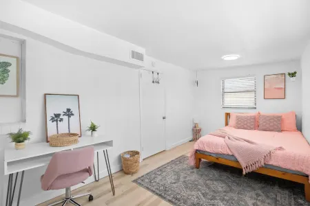 4 Miles to Beach! Pool! Gameroom! Fire Pit! Sleeps 8! Отели рядом с достопримечательностью «Крейн Крик Променад»