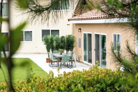 Newly built vacation home with a large backyard Отели рядом с достопримечательностью «Даймонд-Бар Хай Скул»