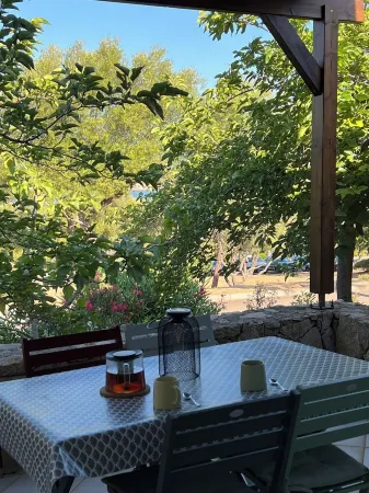 Casetta Jema, une Jolie Maisonnette au Coeur de la Marina de Santambroggio Отели в г. Лумио