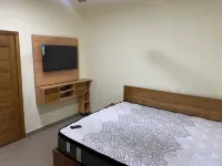 Cozy 3-bedroom apartment in Kasoa with AC, WiFi, water heater, solar power  호텔