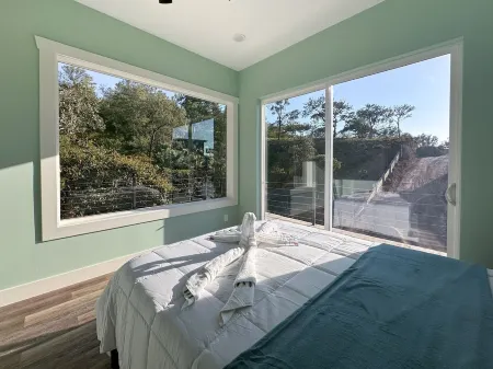 6 Bd, 6 Bth, 2 living rms, huge kitchen, private pool & hot tub, rooftop deck!!!