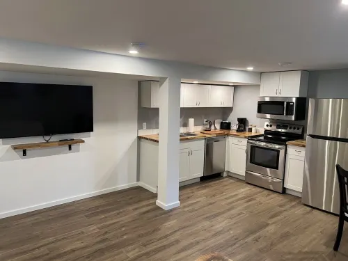 Your private suite awaits.Half a block from Gryro park. Quite safe area! Hotels in Trail