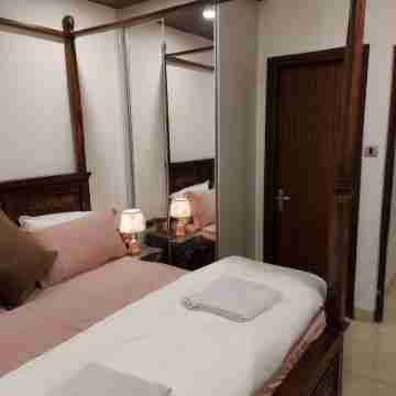 HOP stays Shimla - Luxury 2BHK {Free Parking + Lift + Caretaker + Terrace + Pet} Rooms