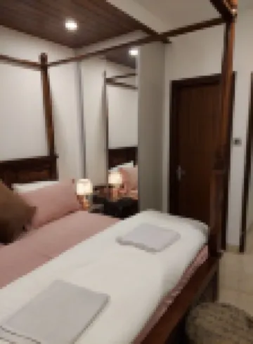 HOP stays Shimla - Luxury 2BHK {Free Parking + Lift + Caretaker + Terrace + Pet}