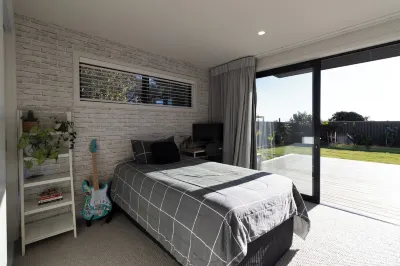 Modern Family home with Views, Sunsets and Space in Atawhai. 8 mins to Nelson. Hotels in Marybank