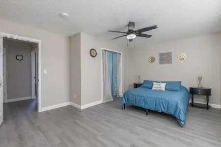 Charming Renovated 2 Bedroom Townhome LESS THAN 10 mins from FLW Main Gate