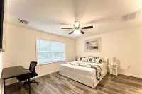 Beach House By The Bay, Sleeps 19, 9 Car Parking, Linen Included