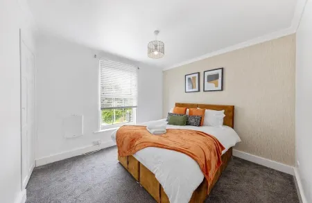 Apartment in Chatham, stone throw from major monuments and landmarks! Отели рядом с достопримечательностью «The Dockyard Railway»