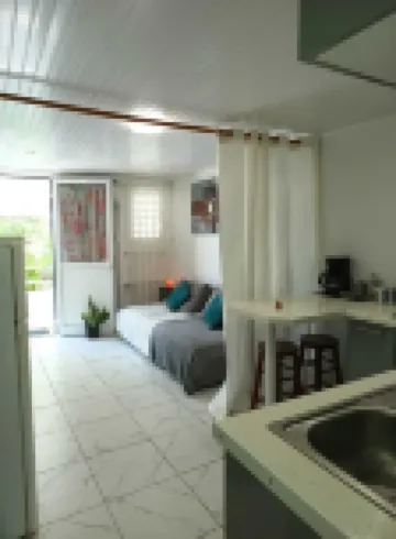 Small, cosy F2 overlooking lush garden. Soothing at the end of the excursion.