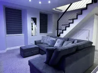 Modern 3-Bedroom Home with Cozy Cinema-Style Living Space Hotels in Cumbernauld
