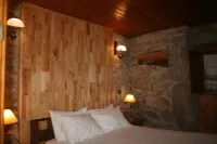 Casa da Rocha Casa de Estilo Rural Situada na Vila de Termas de Caldelas Hotels in Amares