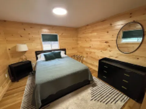 Charming Red Cabin in the woods. A perfect stay just 3 min from ski resort!