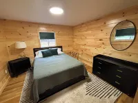 Charming Red Cabin in the woods. A perfect stay just 3 min from ski resort!