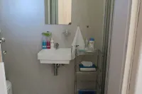 Self-catering, spacious Bachelors flat, WiFi, DSTV, garden-patio, secure parking Hotels near Diemersdal