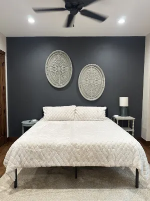 Charming 1-bedroom apartment in delightful Aubrey with WiFi, AC