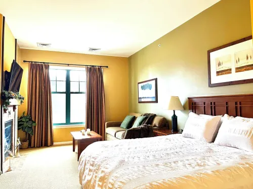 Cozy Top Floor Studio On The Slope, Pool, Hot Tubs, Sauna, Fireplace