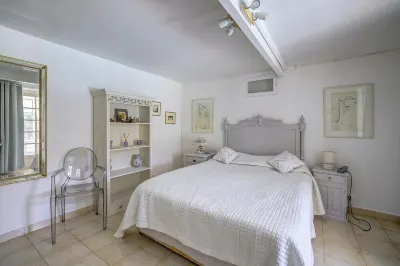 Five Bedrooms, Pool, separate Flat at Garden level. Accessible via Chair Lift. Hotels near Ô'Zen