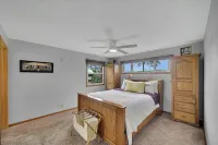 Cozy Secluded Estate with a Private Pond - Easy Access and Pet Friendly