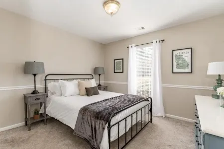 Heart of Pooler- Family friendly w/ garage parking