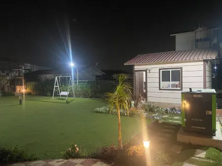 Charming 4-bedroom farmhouse with WiFi, AC in awesome Noida