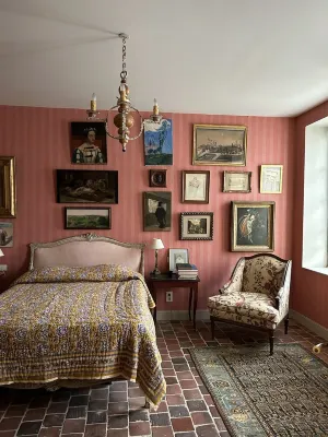 Large antique dealer's house in a village with large private courtyard