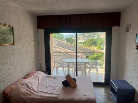 Residential apartment, balcony sea view, private beach access 200m, private parking