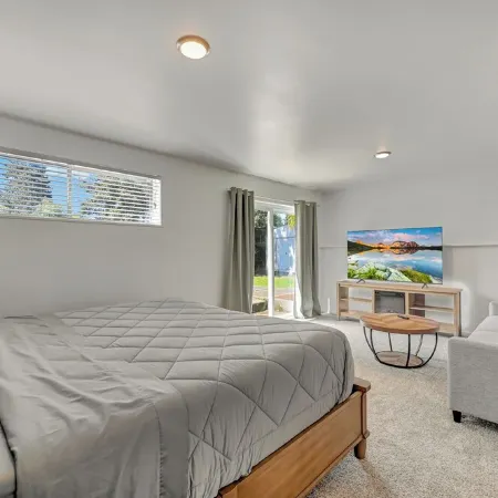 Spacious 5BR Retreat w/ Sunshine & Lush Green near Bellevue, Seattle and Airport