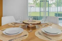 Newly renovated 3BR/2BA home with modern finishes, fast WiFi, central A/C, Hotels in Fort Myers Shores