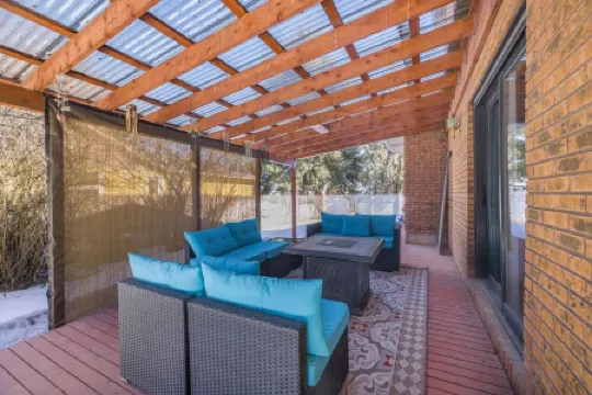 Spacious Executive 5-bedroom home by airport in charming Idaho Falls w/ WiFi, AC