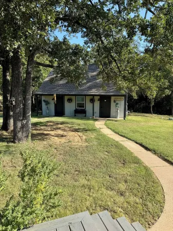 Cottage just 30 minutes from Texas A&M, 15 minutes from Premiere baseball field Отели в г. Робертсон