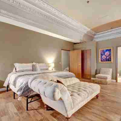 Spacious 4-BR Apt, Fast WiFi in Downtown Memphis. Walk to Convention Center. Rooms