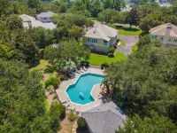 Golf Course View and Community Pool - Cozy Luxurious Villa Retreat
