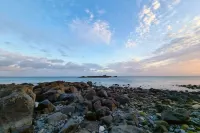 Spacious home with sea view, parking (EV garden Hotels in Mousehole