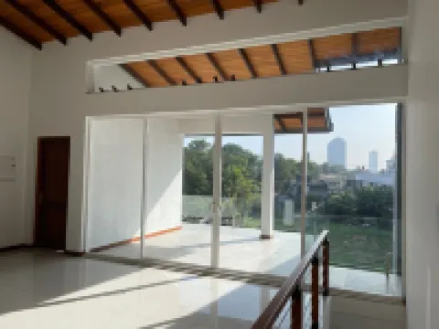 Modern luxury house within walking distance to all conveniences 拉亞吉里亞酒店