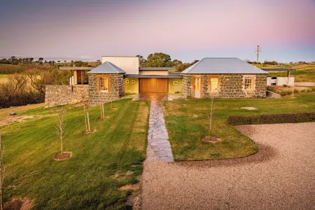 Moss River House Отели рядом с достопримечательностью «Cooma Cottage»