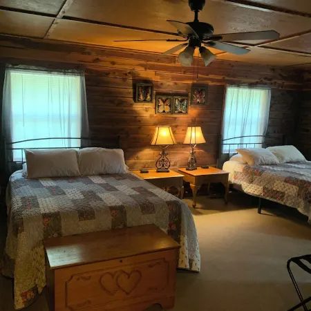 Beautiful Log Cabin. Sleeps 2-8. Reds Landing Boat Ramp .5 mi Away. A+ Fishing.