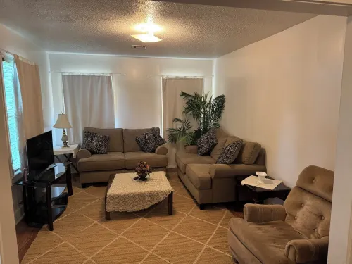 Cool 2-bedroom house with AC in charming Cleveland Hotels in Cleveland