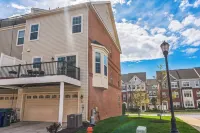 Spacious 4-bedroom townhome in charming Elkridge with WiFi, AC/ Outdoor Playarea Hotels in Elkridge