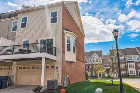 Spacious 4-bedroom townhome in charming Elkridge with WiFi, AC/ Outdoor Playarea Отели рядом с достопримечательностью «Belmont Manor & Historic Park»