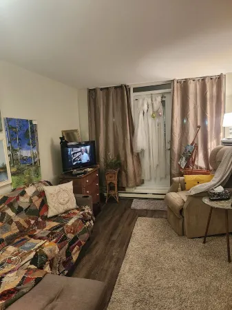 East Hamilton, close to stores, park, and downtown!