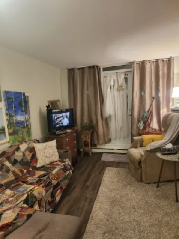 East Hamilton, close to stores, park, and downtown!