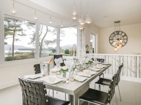 Detached 4 Bed Home, Hot Tub & Lake View - Pets OK